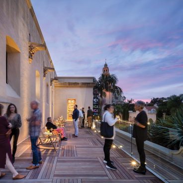 Noche de inauguración en Mingei