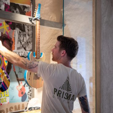 Prisma: Creando guitarras con skateboards